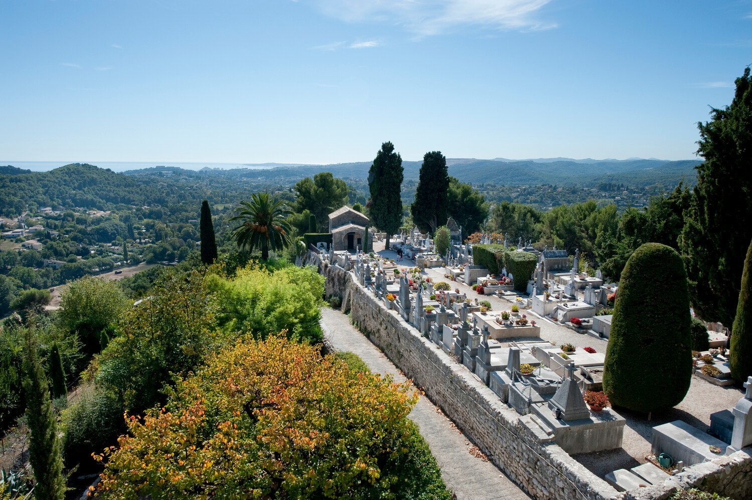 Friedhof von Saint-Paul de Vence mit der Mittelmeerküste im Hintergrund Friedhof von Saint-Paul de Vence mit der Mittelmeerküste im Hintergrund