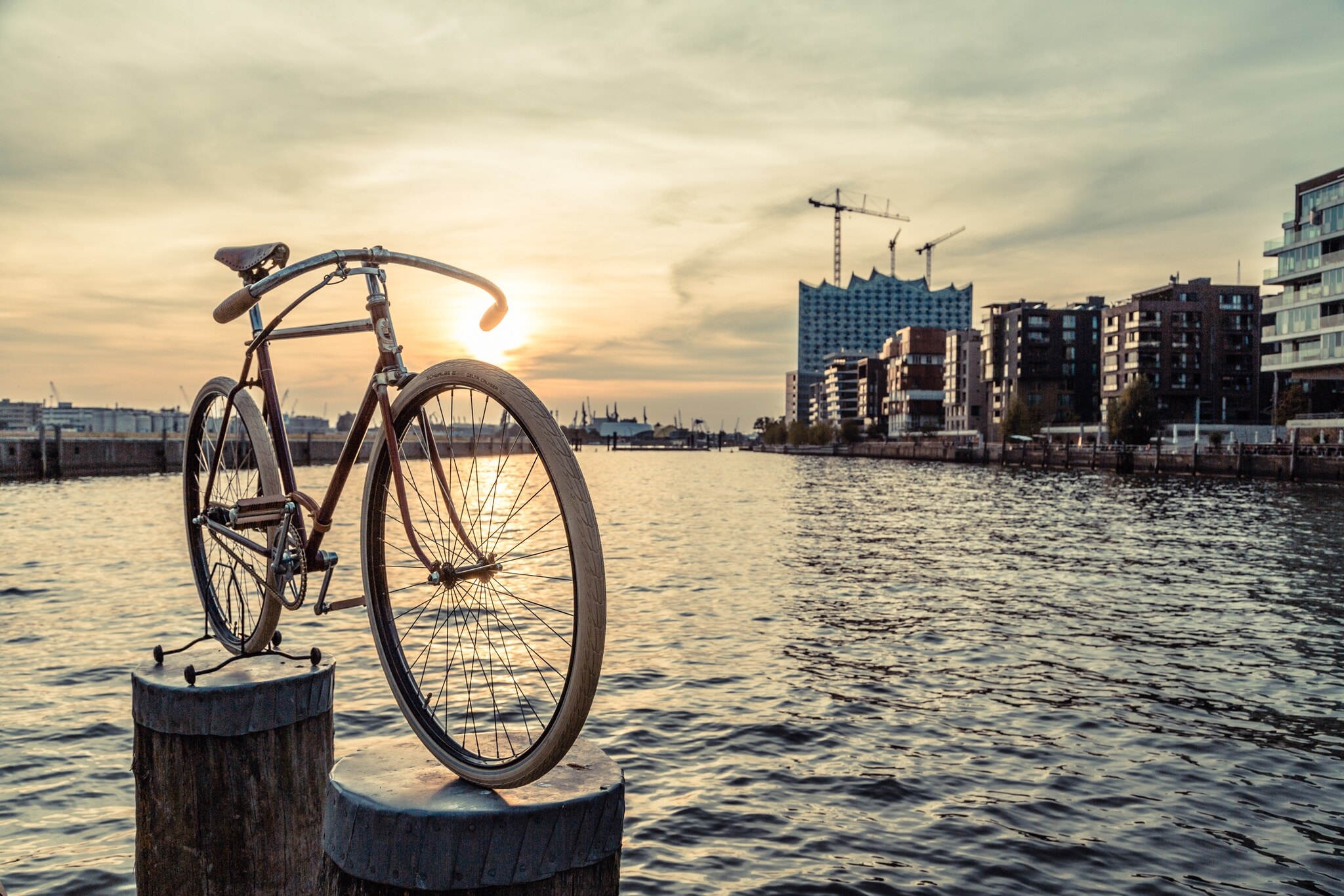 Ein Fahrrad am Hamburger Hafen, Im Hintergrund die Elbphilharmonie Ein Fahrrad am Hamburger Hafen, Im Hintergrund die Elbphilharmonie