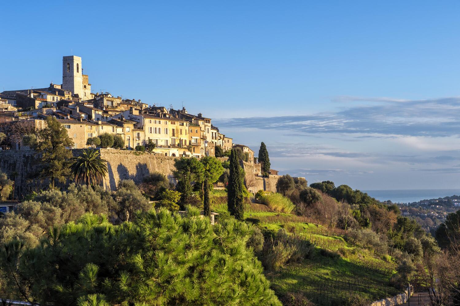 Panorama von Saint-Paul de Vence mit Mittelmeerküste im Hintergrund Panorama von Saint-Paul de Vence mit Mittelmeerküste im Hintergrund