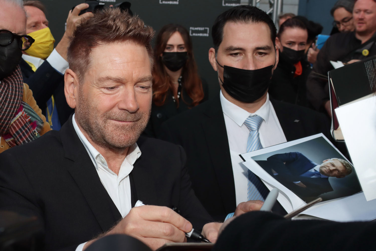 Ein Schauspieler gibt Autogramme