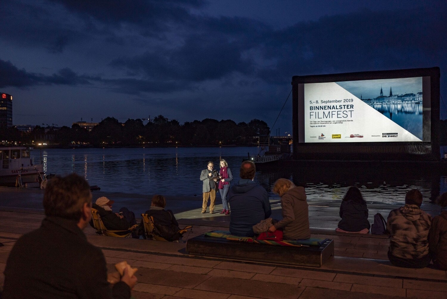 Eine Leinwand auf dem Wasser Eine Leinwand auf dem Wasser