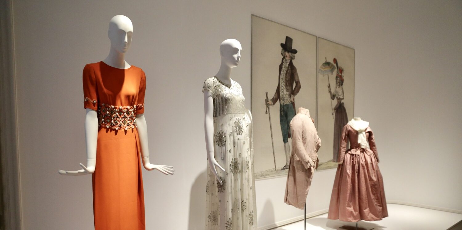 Vier Schaufensterpuppen in historischen Kleidern in einem Museum