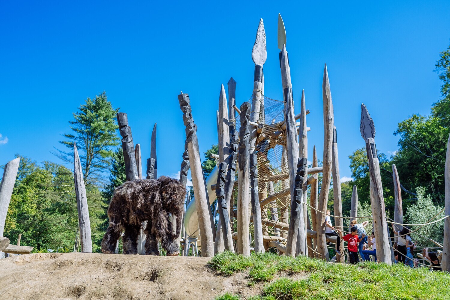Eine Rekonstruktion eines Baby-Mammuts auf einem Kinderspielplatz