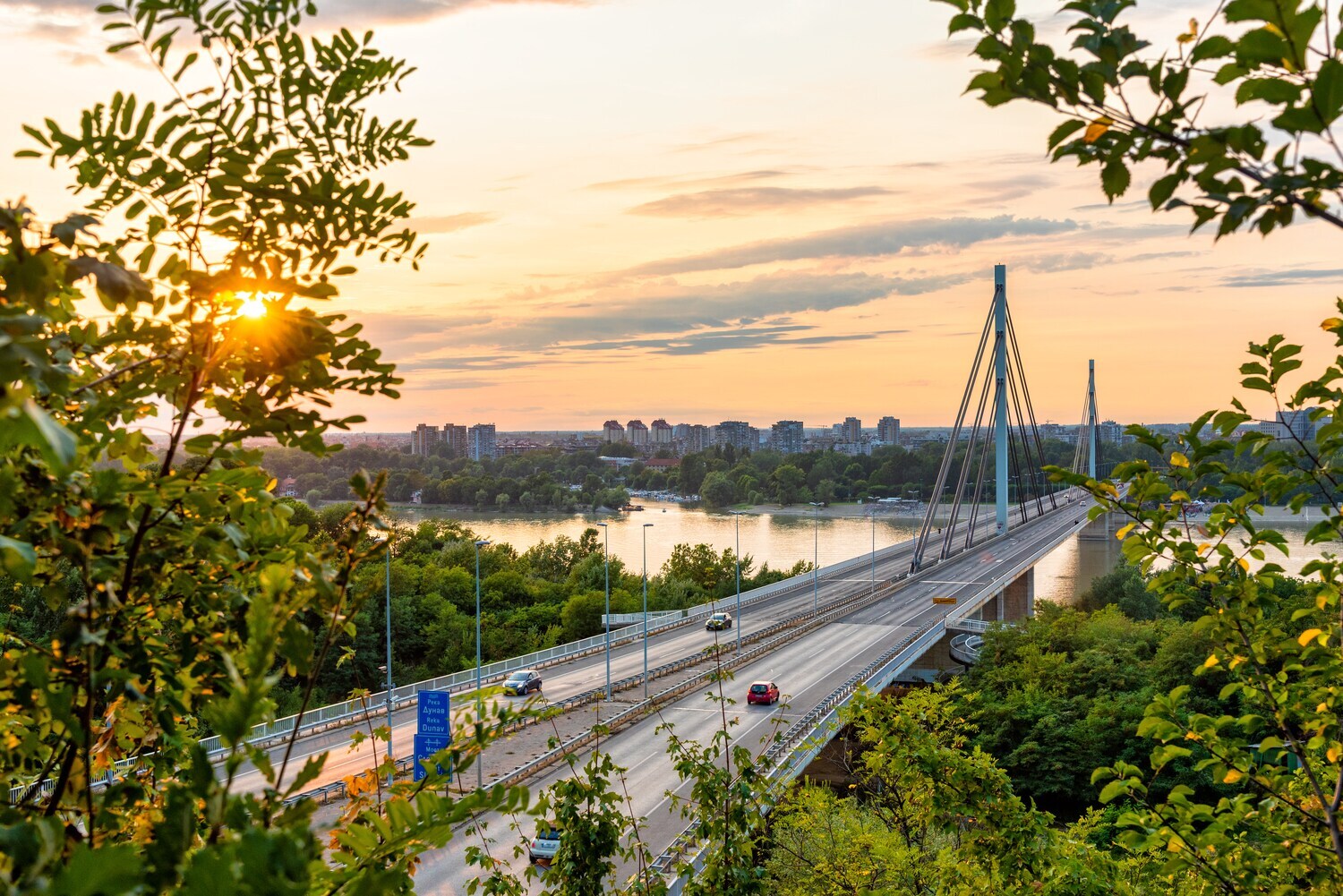 Eine Brücke bei Novi Sad, die über die Donau führt.
