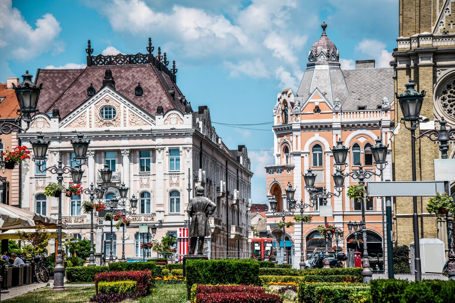 Blick auf eine gepflegte Grünanlage mit schöner Architektur im Hintergrund
