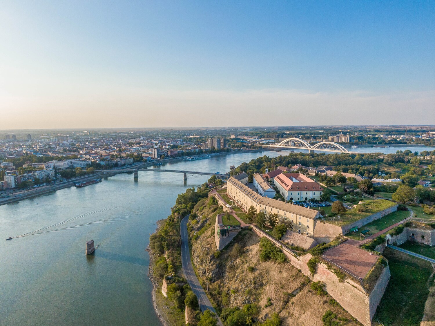 Blick von oben auf Novi Sad mit der Festung Petrovaradin im Vordergrund