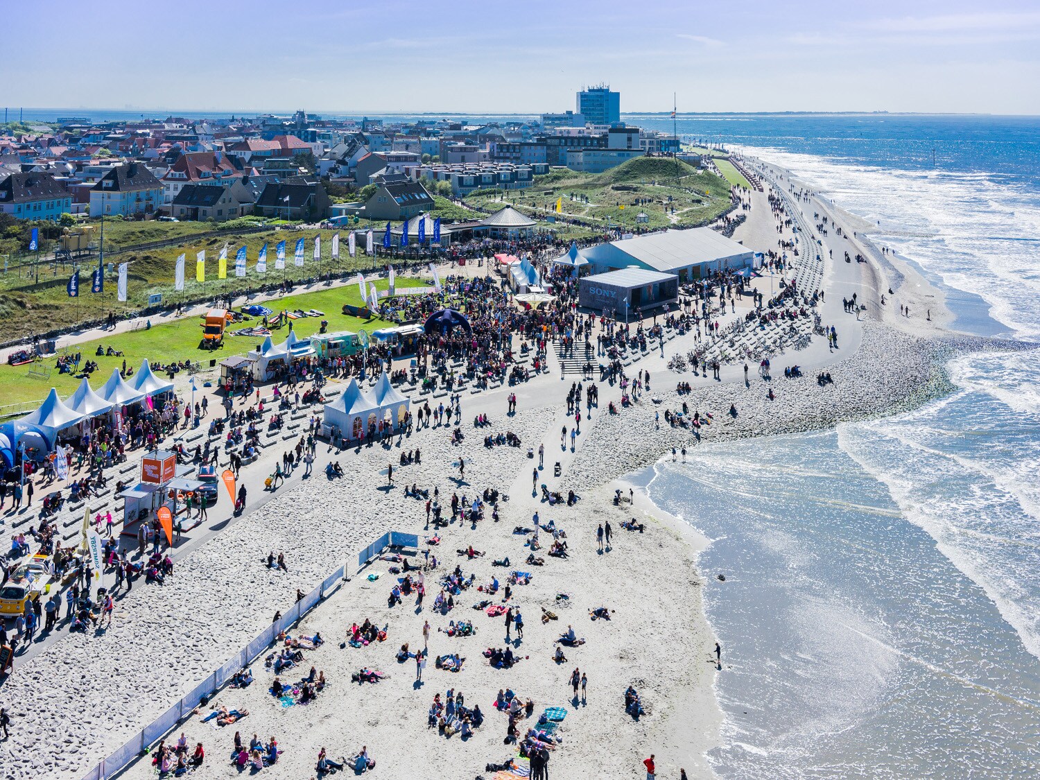 Pavillons und Menschen beim White Sands Festival auf der Ostfriesischen Insel Norderney Pavillons und Menschen beim White Sands Festival auf der Ostfriesischen Insel Norderney
