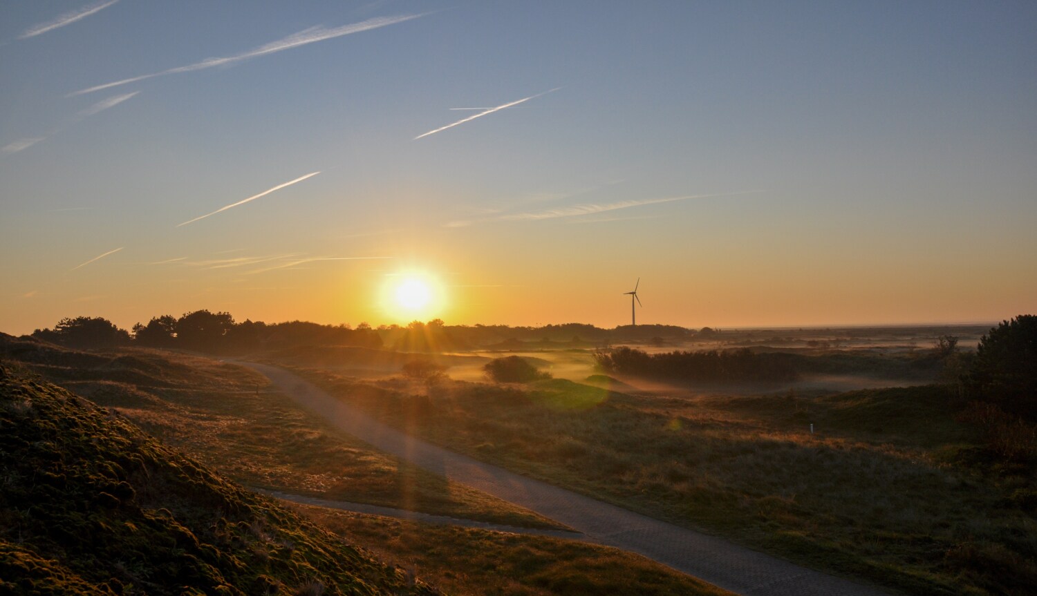 Ein Wanderweg über die Ostfriesische Insel Spiekeroog in der Dämmerung
