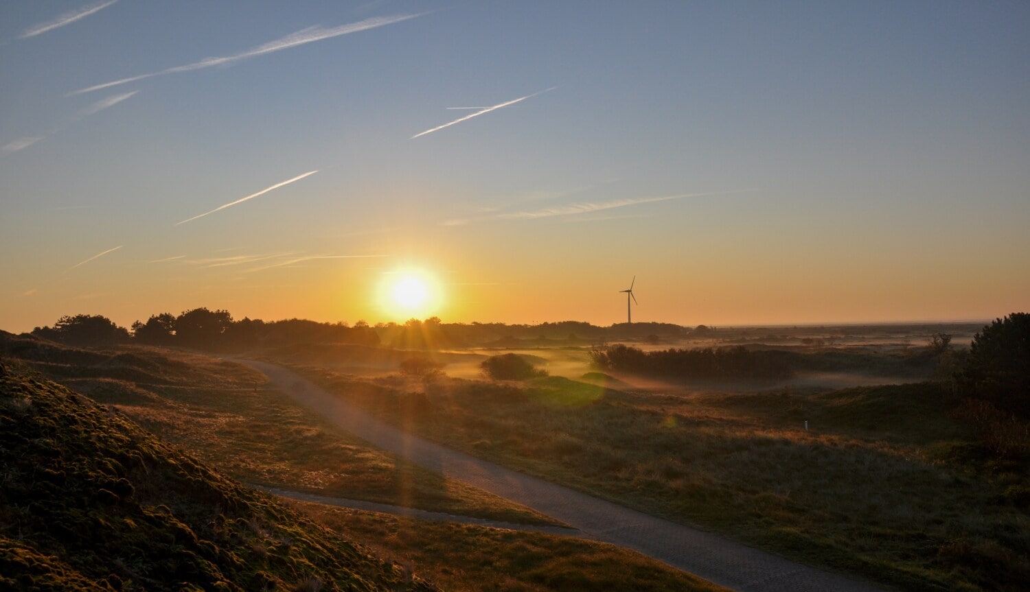 Ein Wanderweg über die Ostfriesische Insel Spiekeroog in der Dämmerung Ein Wanderweg über die Ostfriesische Insel Spiekeroog in der Dämmerung