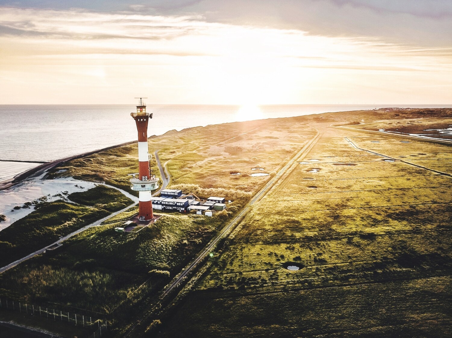 Blick auf den Leuchtturm der Ostfriesischen Insel Wangerooge Blick auf den Leuchtturm der Ostfriesischen Insel Wangerooge