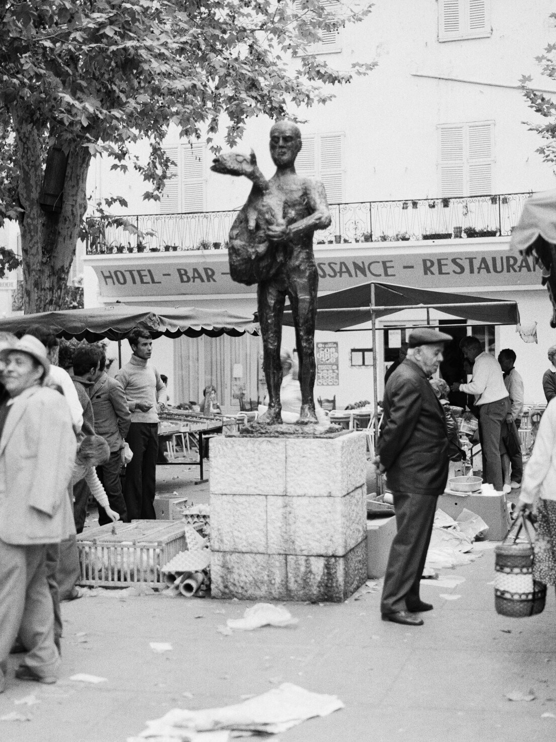 Platzansicht vom Place du Marche in Vallauris mit Picassos Bronzestatue „L Platzansicht vom Place du Marche in Vallauris mit Picassos Bronzestatue „L'Homme au mouton“, Schwarzweißfoto, 1952