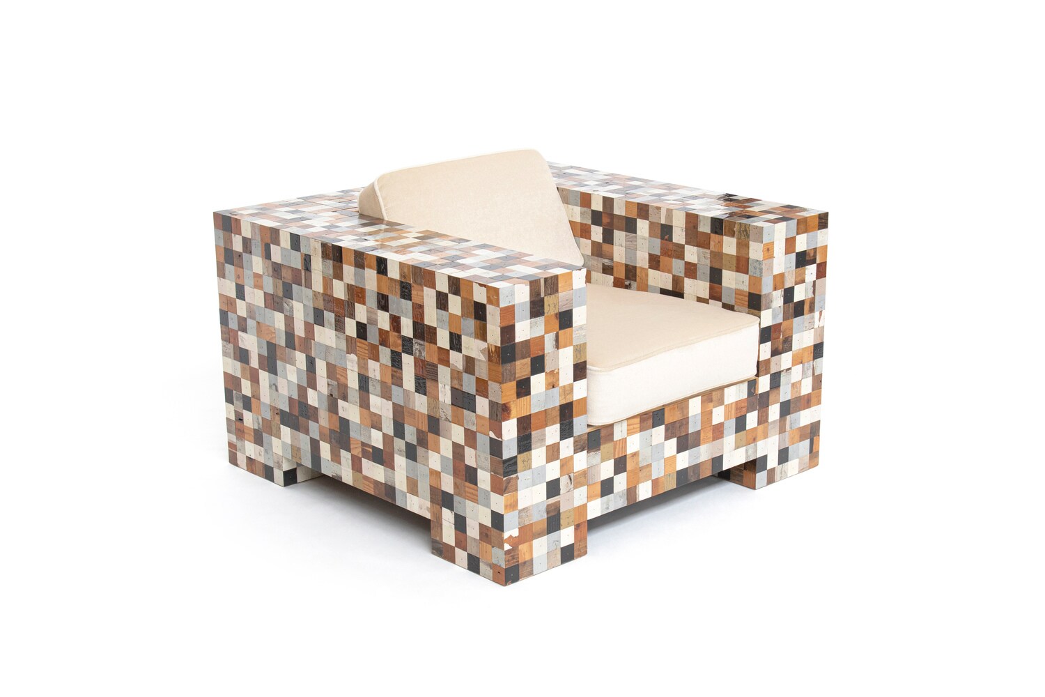 Ein quadratischer Sessel aus kleinen Holzwürfeln mit gepolsteter Sitzfläche und Rückenlehne.
