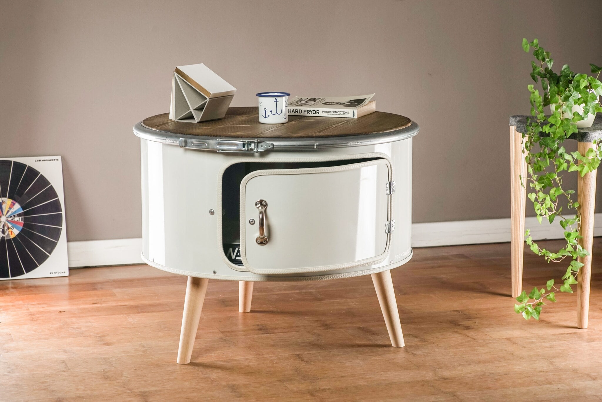 Ein Beistelltisch aus einer alten Wäschetrommel. Ein Beistelltisch aus einer alten Wäschetrommel.