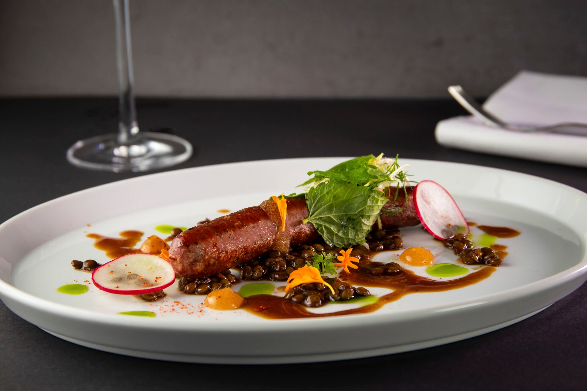 Eine Bratwurst, hübsch angerichtet auf einem Teller