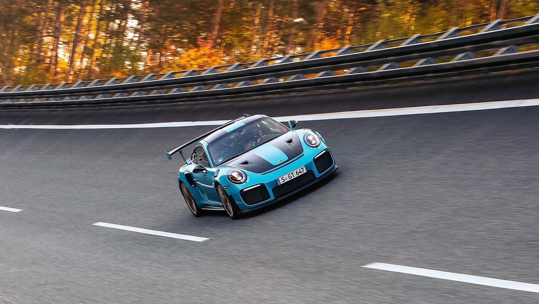 Ein Porsche 911 GT2 RS auf einer Rennstrecke. Ein Porsche 911 GT2 RS auf einer Rennstrecke.
