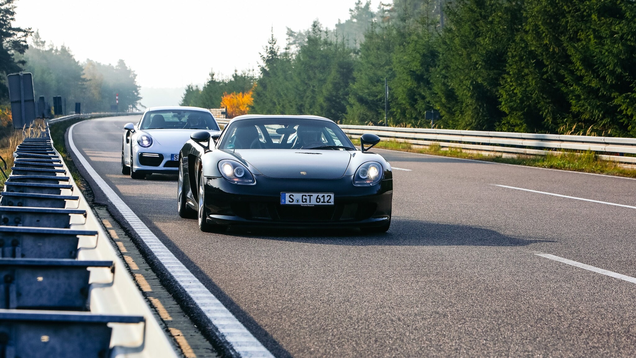 Ein Porsche 911 Turbo S und ein Carrera GT auf einer Rennstrecke. Ein Porsche 911 Turbo S und ein Carrera GT auf einer Rennstrecke.