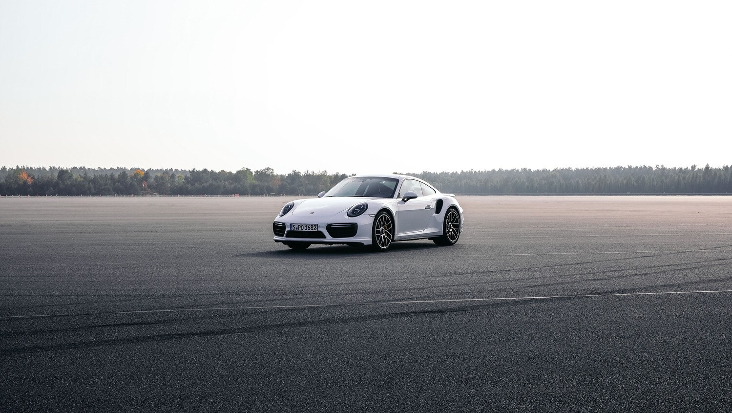 Ein Porsche 911 Turbo S auf einem Flugfeld.