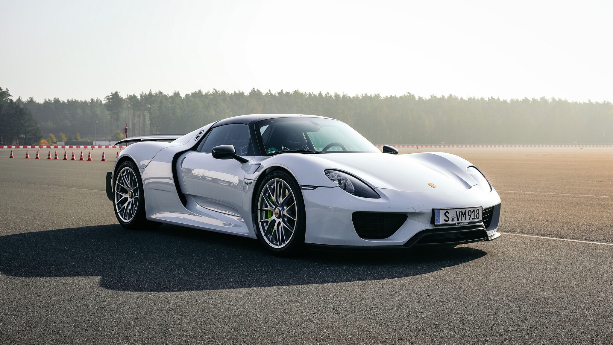 Ein Porsche 918 Spyder auf einem Flugfeld. Ein Porsche 918 Spyder auf einem Flugfeld.