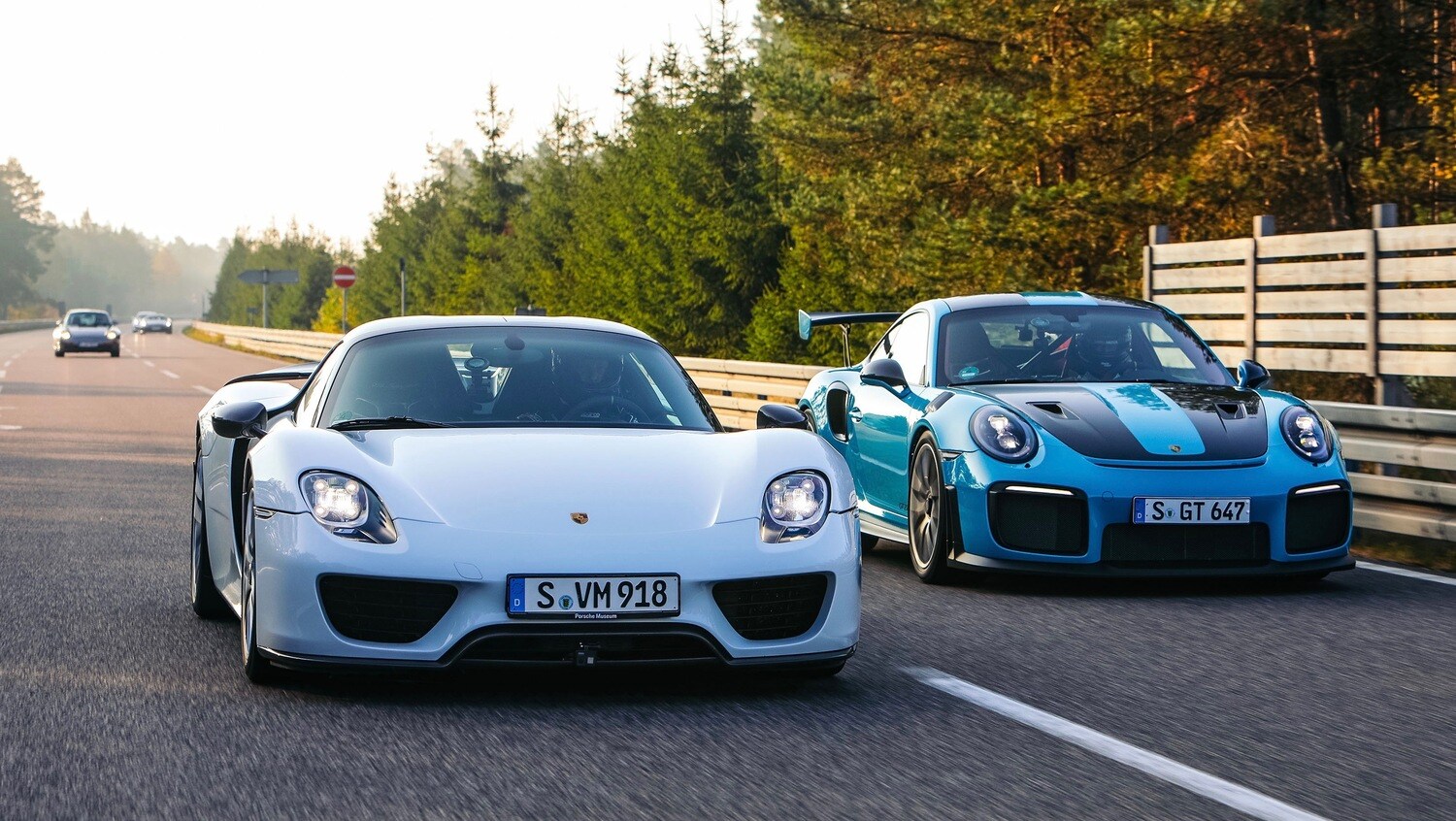 Mehrere Fahrzeuge von Porsche auf einer Rennstrecke. Mehrere Fahrzeuge von Porsche auf einer Rennstrecke.