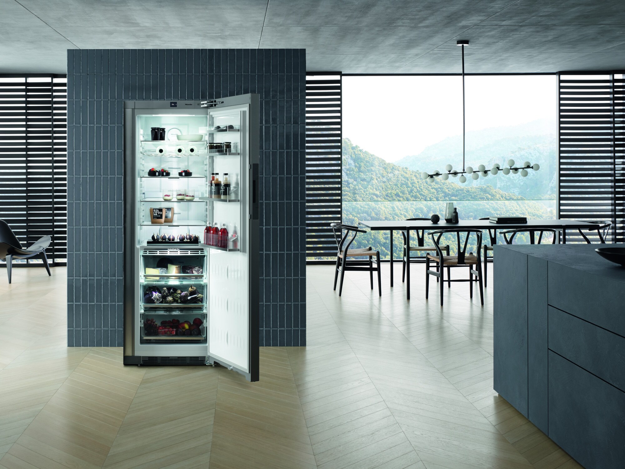 Offene Küche mit dem offenstehenden Kühlschrank KS28463 von Miele