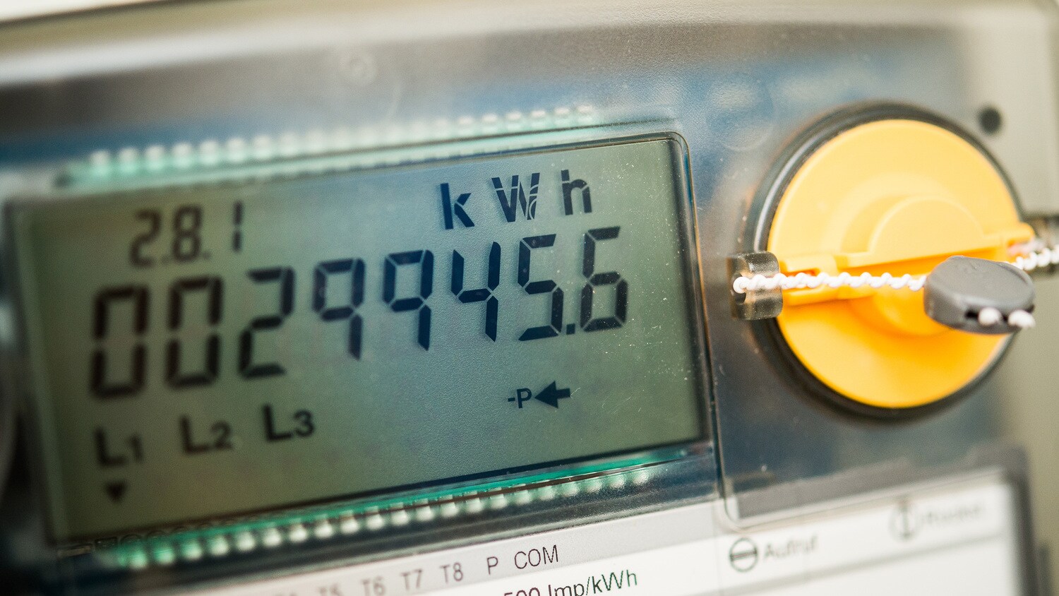 Nahaufnahme der LCD-Anzeige eines digitalen Stromzählers Nahaufnahme der LCD-Anzeige eines digitalen Stromzählers