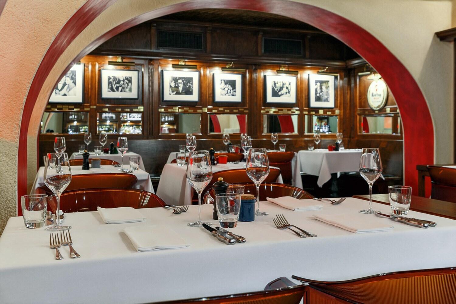 Innenraumaufnahme des Restaurants The Brooklyn mit elegant gedeckten Tischen Innenraumaufnahme des Restaurants The Brooklyn mit elegant gedeckten Tischen