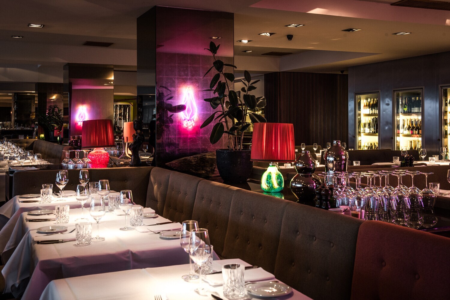 Ein Restaurant mit braunen Möbeln und roten Accessoires