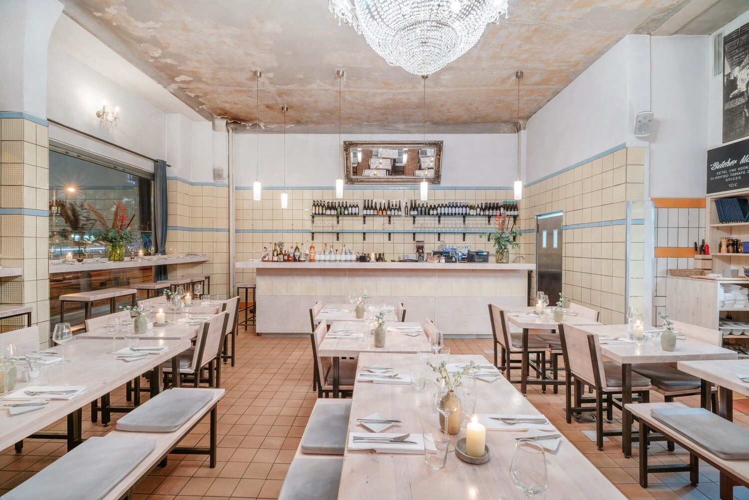 Innenraumaufnahme des Restaurants Die Fleischerei mit langen Holztischen im hellen, rustikalen Ambiente