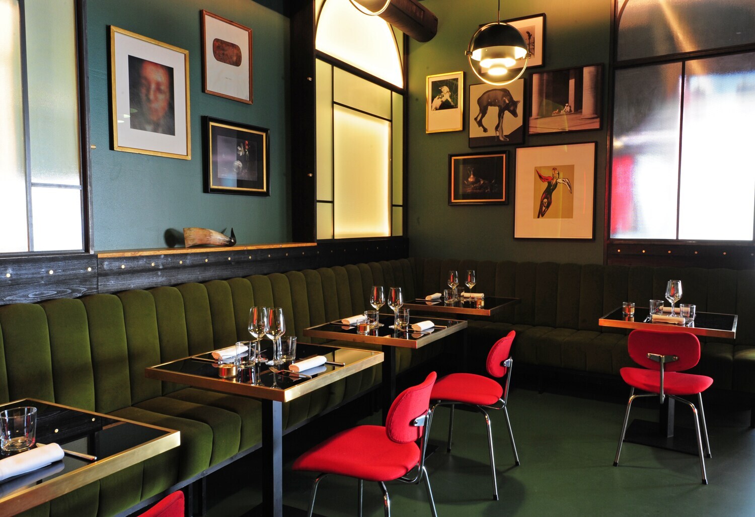 Innenraumaufnahme des Restaurants To The Bone mit gedeckten Tischen