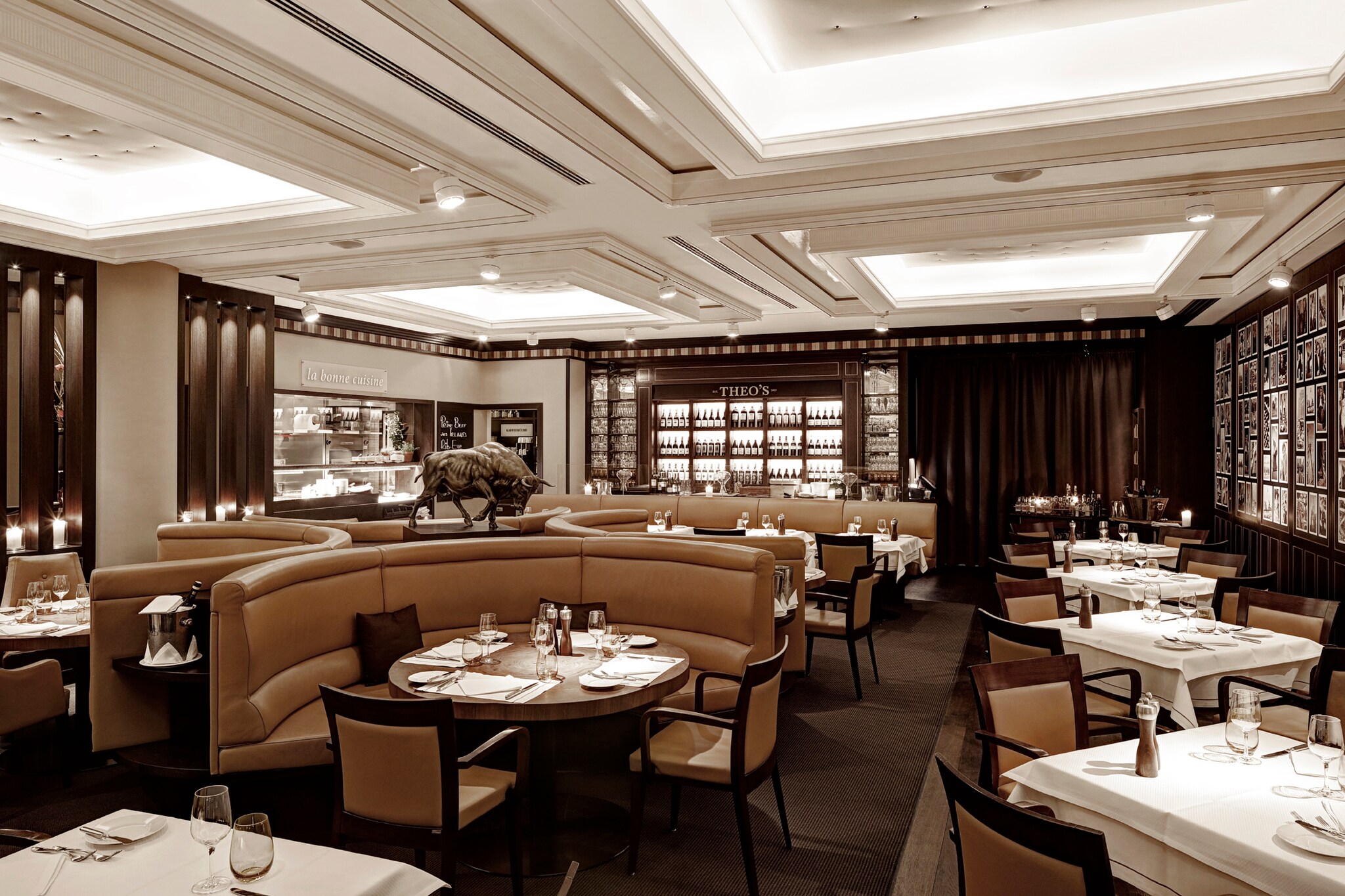 Ein aufgeschnittenes Steak mit Salzkristallen darauf