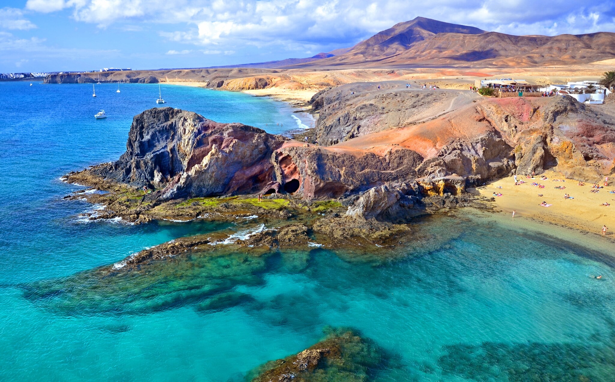 Die Playas de Papagayo im Süden von Lanzarote mit blauem Wasser und goldenem Strand Die Playas de Papagayo im Süden von Lanzarote mit blauem Wasser und goldenem Strand