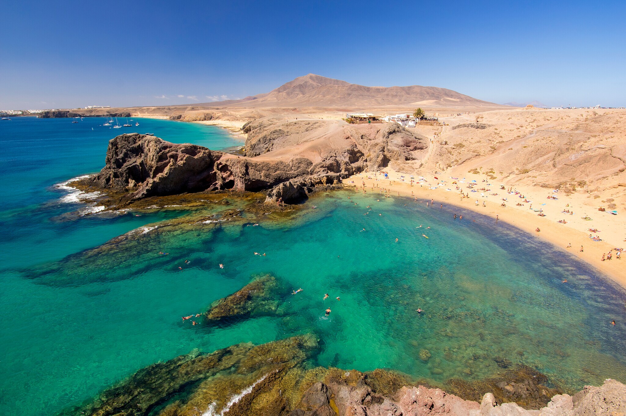 Papagayo-Strände auf Lanzarote mit Vulkangestein, Gebirgslandschaft und türkisem Wasser