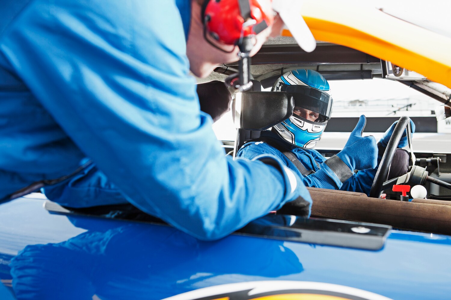 Fahrer und Mechaniker reden miteinander Fahrer und Mechaniker reden miteinander