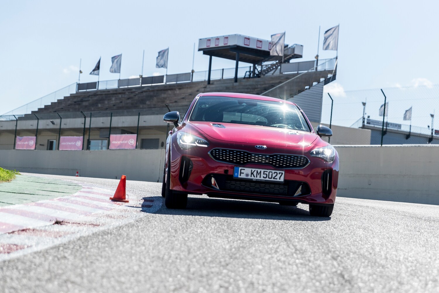 Ein rotes Auto auf einer Rennstrecke Ein rotes Auto auf einer Rennstrecke