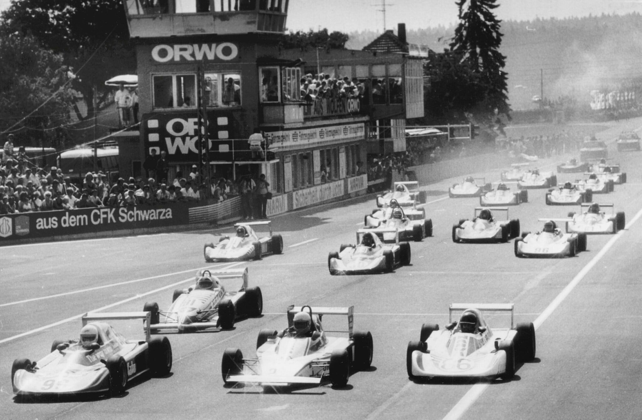 Schwarzweiss-Foto einer Rennveranstaltung Schwarzweiss-Foto einer Rennveranstaltung