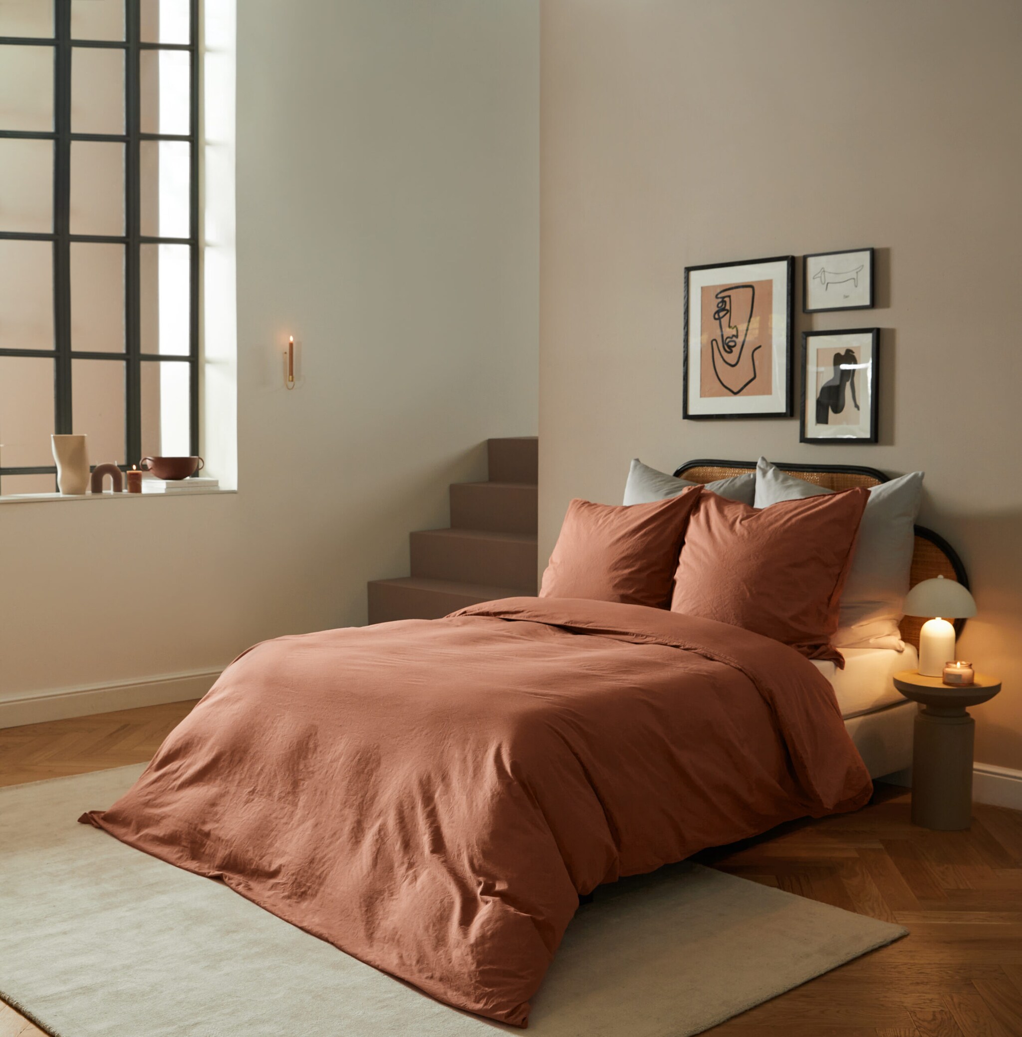 Ein modernes Schlafzimmer in Erdfarben mit dekorativen Wohnaccessoires