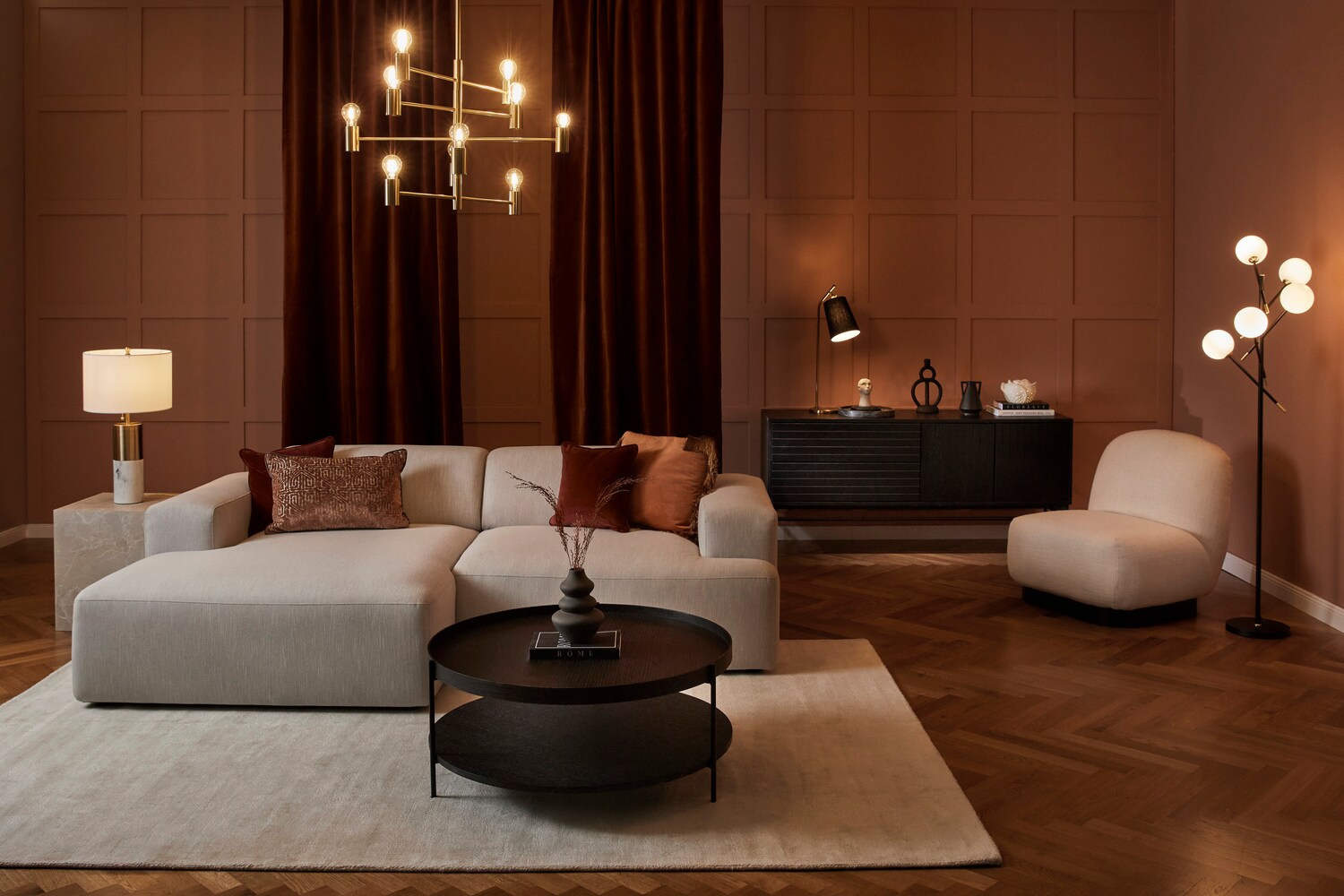 Ein modernes, stilvolles Wohnzimmer mit gedimmter Beleuchtung aus mehreren Lichtquellen