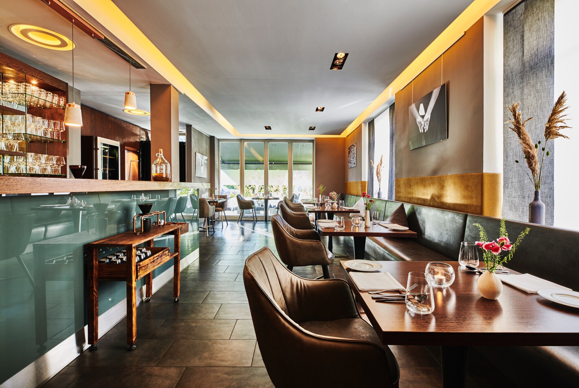 Innenräume mit Bar und Tischen des Restaurants Zeik