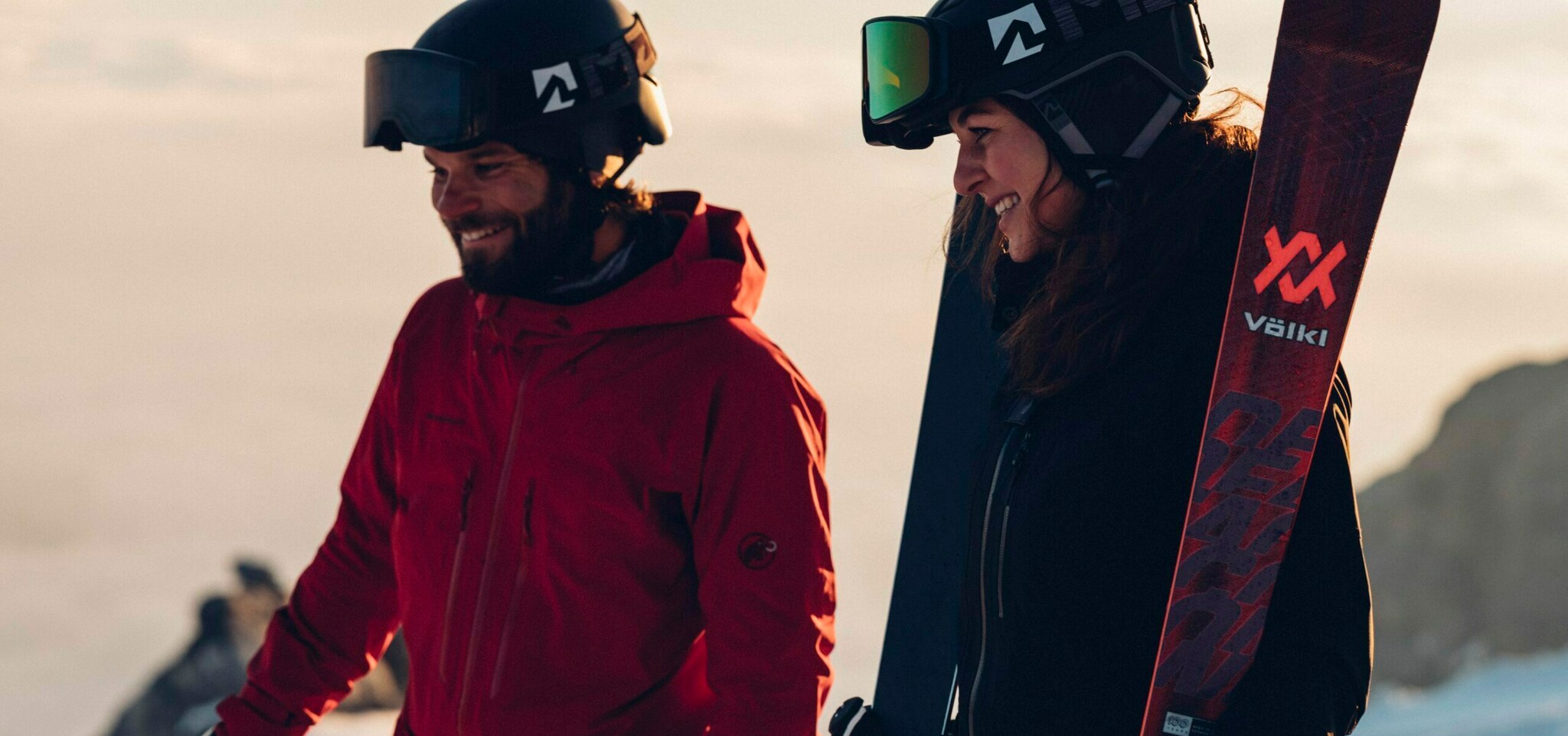 Paar in Skikleidung mit Völkl Deacons 72