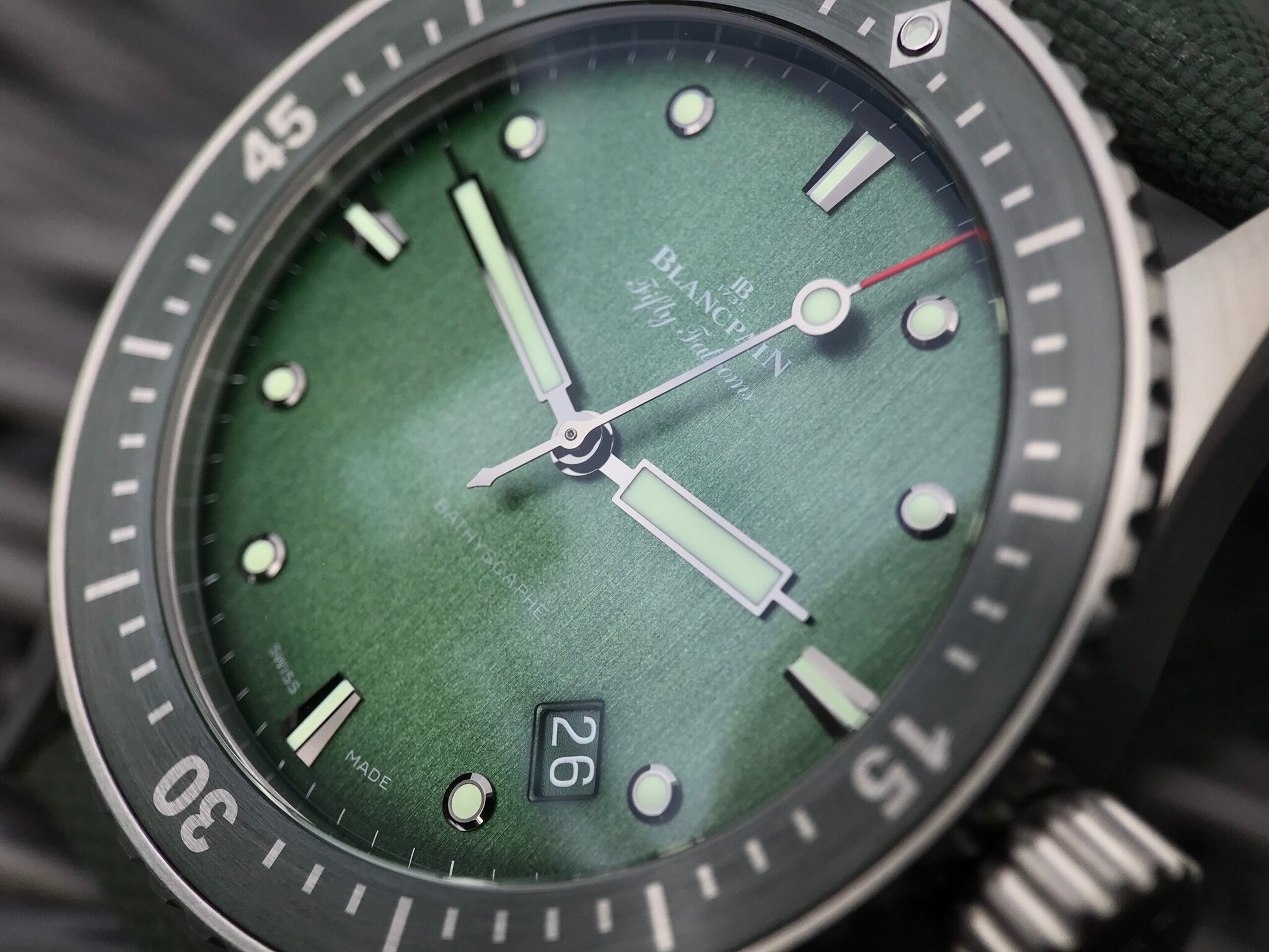 Detailaufnahme einer Blancpain Fifty Fathoms Bathyscaphe mit grünem Ziffernblatt