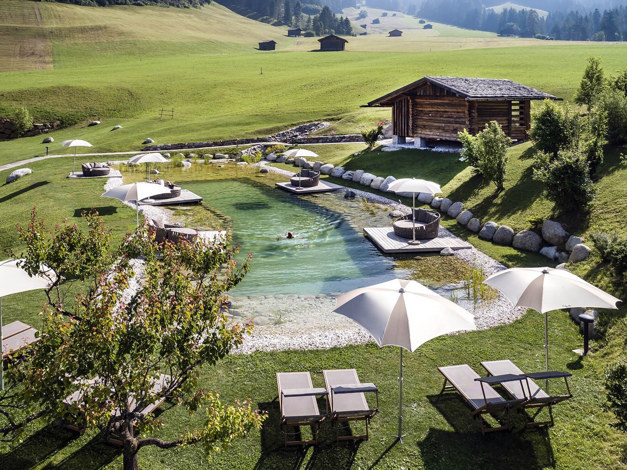 Ein Schwimmbecken in der Natur