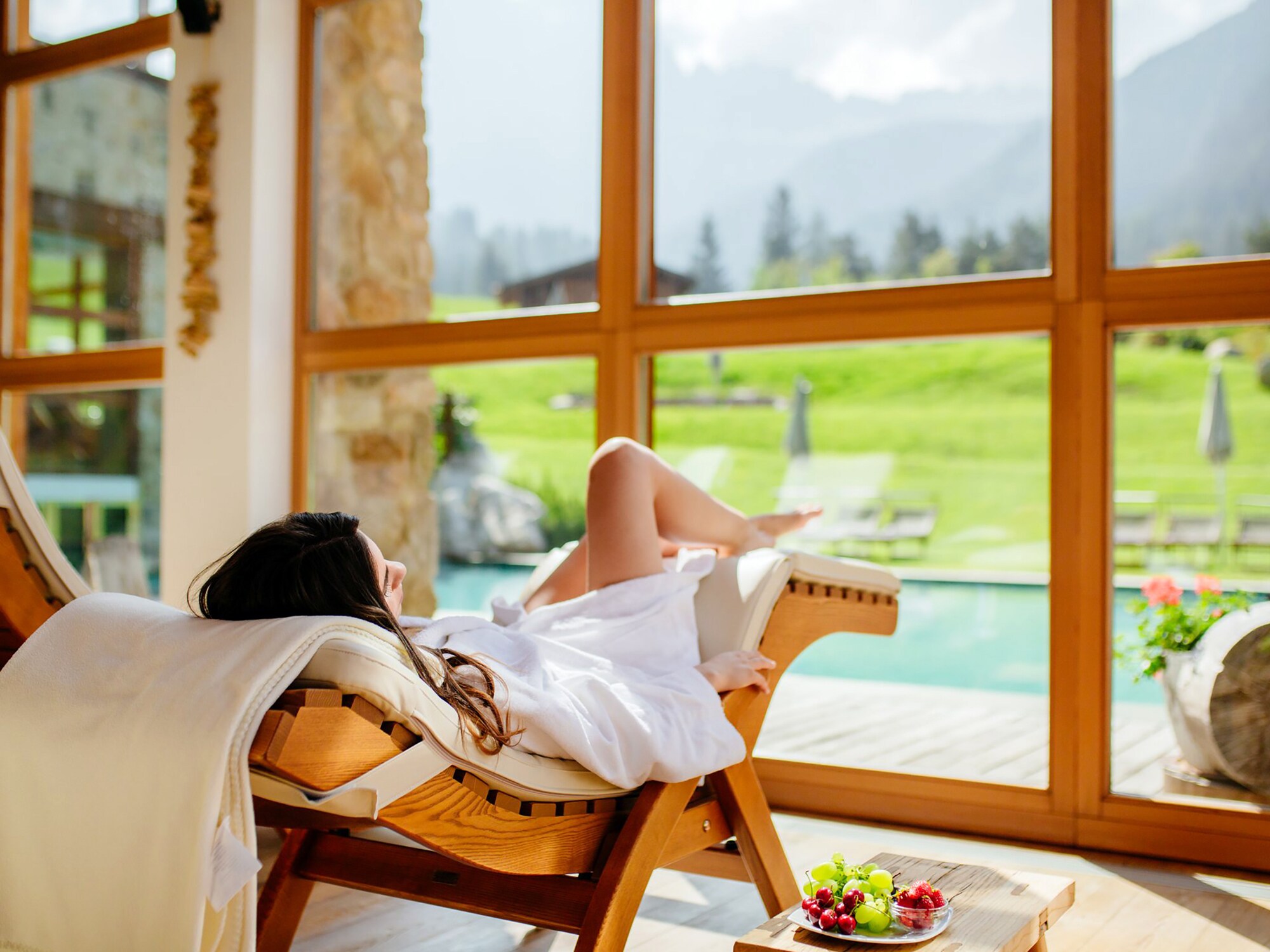 Eine junge Frau auf einer Liege im Spa-Bereich