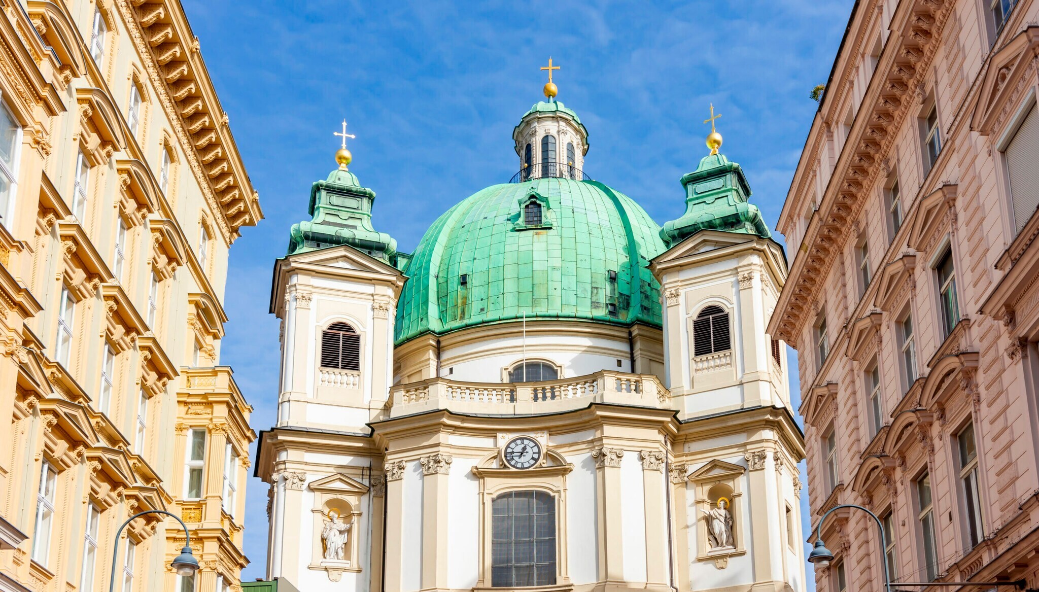 Kuppel der Peterskirche mit Gründerzeitfassaden im Vordergrund
