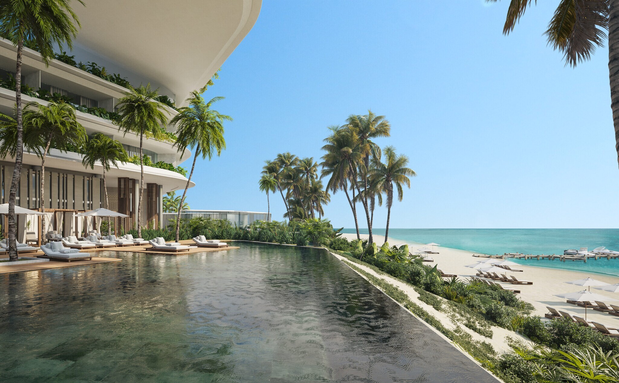 Poolbereich eines luxuriösen Hotels, mit Palmen gesäumt und Strandabschnitt im Hintergrund