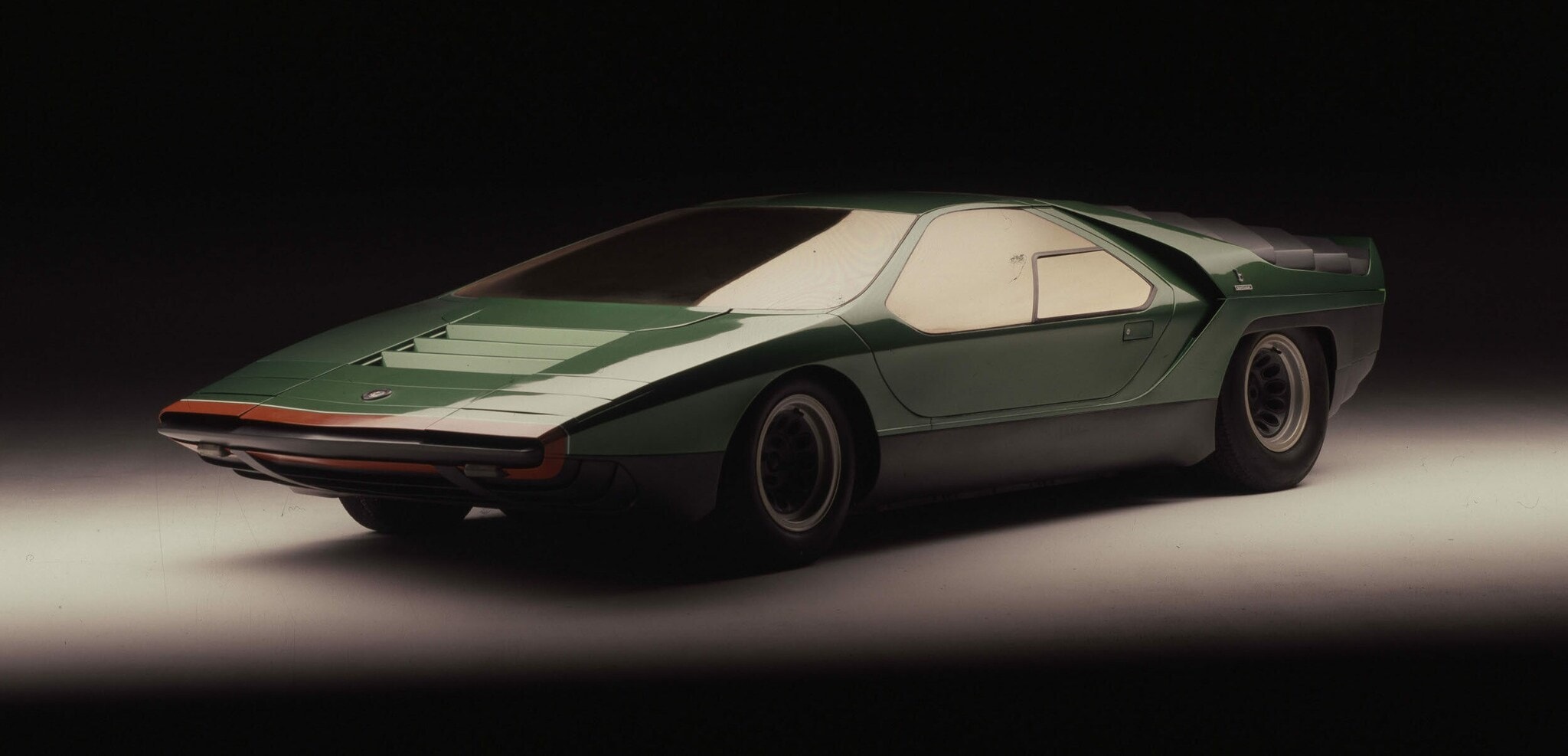 Ein grünes Konzeptfahrzeug im Studio Ein grünes Konzeptfahrzeug im Studio