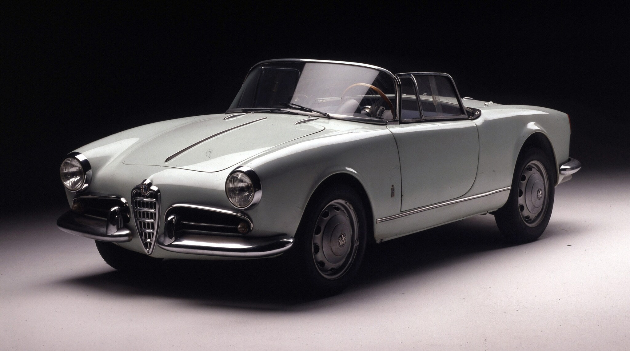 Ein Oldtimer fotografiert im Studio von schräg vorn Ein Oldtimer fotografiert im Studio von schräg vorn