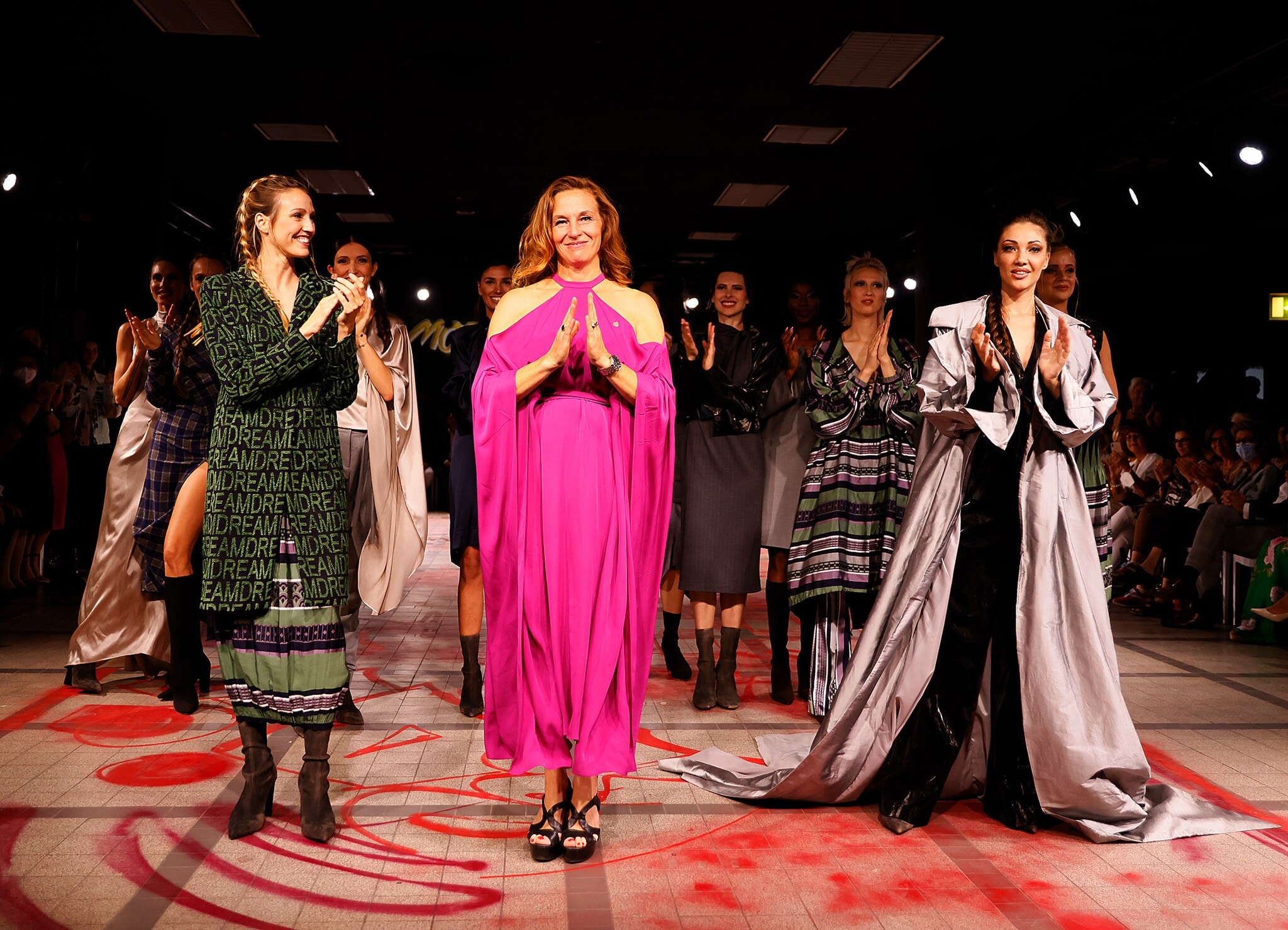 Anja Gockel im pinken Kleid auf dem Catwalk zusammen mit weiteren Models Anja Gockel im pinken Kleid auf dem Catwalk zusammen mit weiteren Models