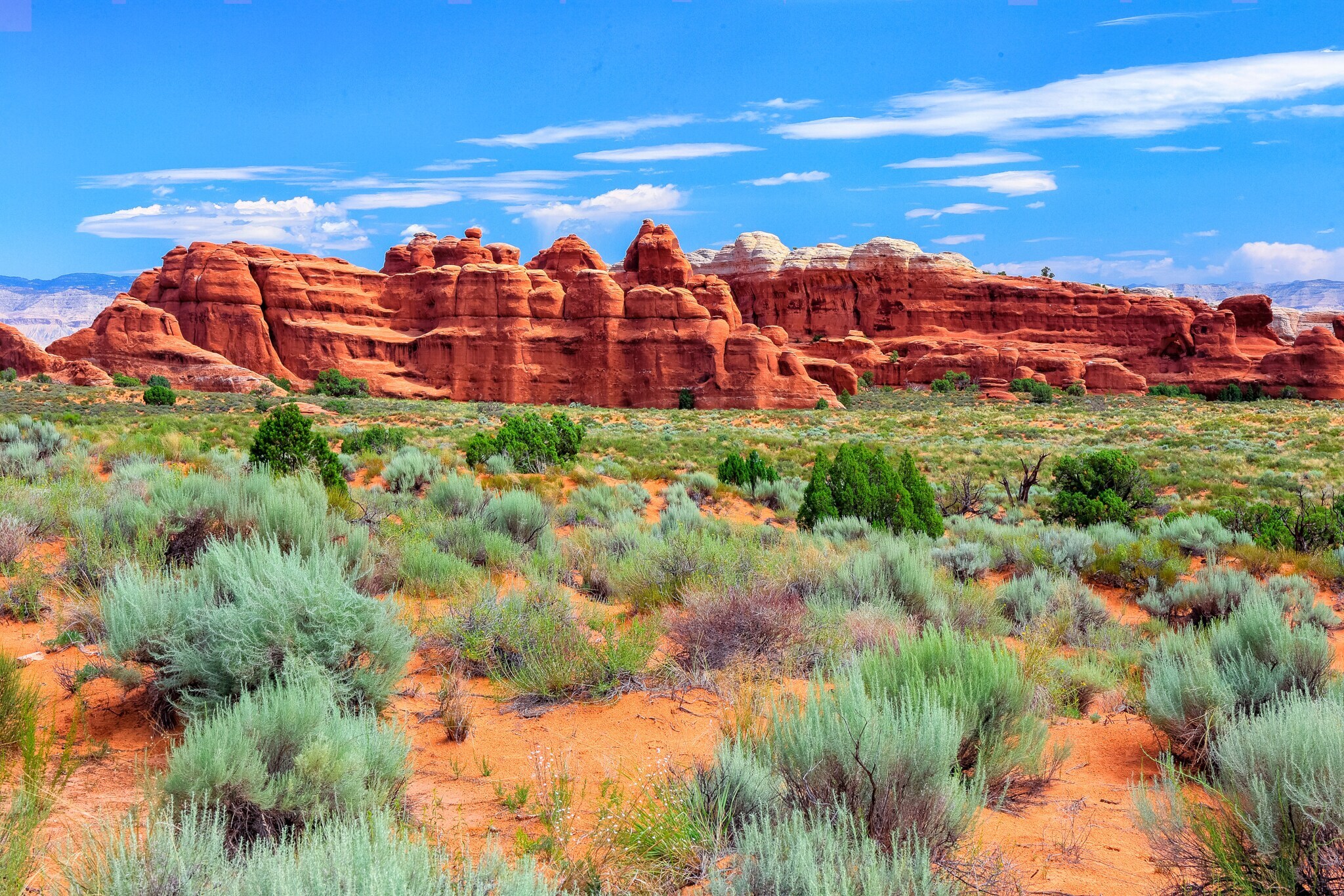 Ein Felsplateau mit Felsen im Hintergrund Ein Felsplateau mit Felsen im Hintergrund
