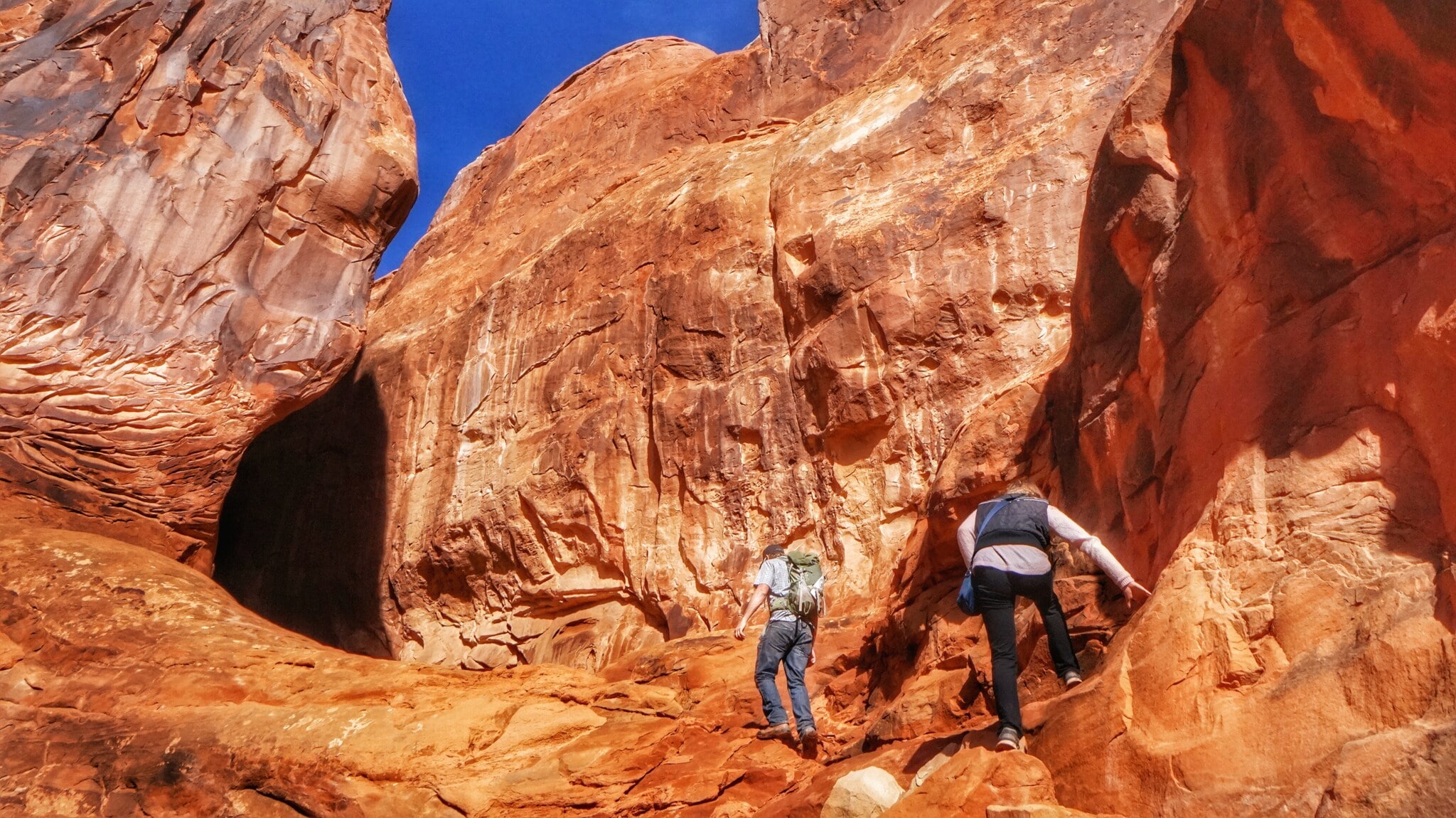 Zwei Wanderer in einem Felsen Zwei Wanderer in einem Felsen
