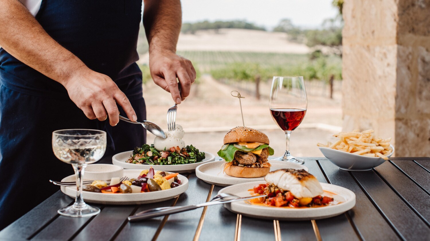 Verschiedene Speisen werden auf einem Tisch auf einem Weingut angereichtet